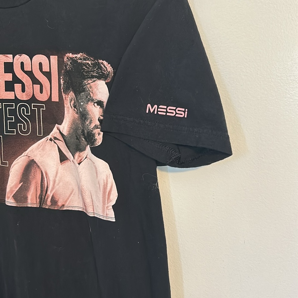 Lionel Messi Greatest of All Time.”The GOAT”. Black and Pink Soccer T-Shirt Sz M - Picture 3 of 5